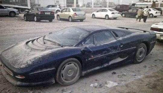 Auto Abbandonate a Dubai
