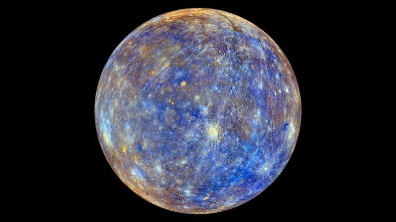 7. TRANSITO DI MERCURIO - Un transito di Mercurio viene osservato dalla Terra ogni qualvolta Mercurio si interpone fra il nostro pianeta e il Sole, oscurandone una piccola parte del disco; durante un simile evento, un osservatore potrebbe osservare Mercurio come un disco nero che attraversa il disco solare. Il transito di Mercurio avviene molto più frequentemente rispetto al transito di Venere, con circa 13 o 14 eventi per secolo, anche perché Mercurio è più vicino al Sole e orbita con maggiore velocità. I transiti possono avvenire in maggio o novembre. Gli ultimi tre transiti sono avvenuti nel 1999, 2003 e 2006: per il prossimo si dovrà attendere il 9 maggio 2016 (Foto Ansa)